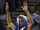 Stephen Curry z Golden State oslavuje trefu svého spoluhráe,