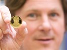 Martin Procházka drí minci, na ní je zobrazen Ivan Hlinka.