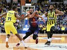 Brad Wanamaker (vlevo) a Jason Thompson z Fenerbahce se snaí zastavit Ádáma...