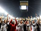 Fotbalisté Eintrachtu Frankfurt slaví výhru nad  Borussií Mönchengladbach.