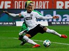 Kevin-Prince Boateng (v bílém) z Eintrachtu Frankfurt  skóruje proti...