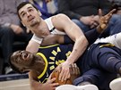 Victor Oladipo (dole) z Indiany a Mario Hezonja z Orlanda v souboji o mí.