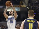 Evan Fournier (vlevo) z Orlanda stílí na ko Indiany. Sleduje ho Domantas...