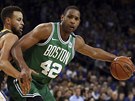 Al Horford (vpravo) z Bostonu pod tlakem Stephena Curryho z Golden State,