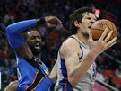 Boban Marjanovi (vpravo) z Detroitu doskoil mí, atakuje ho Patrick Patterson...