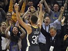Stephen Curry se ped fanouky Golden State raduje ze své trefy.