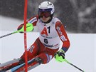 Norský lya Henrik Kristoffersen na trati slalomu v Kitzbühelu