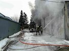 Hasi�i zasahuj� v Ti�nov�, ho�� tam skladovac� hala.