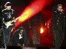 U2 a Kendrick Lamar v úvodním vystoupení na pedávání edesátých cen Grammy v...
