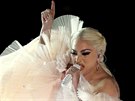 Lady Gaga na pedávání edesátých cen Grammy v newyorské Madison Square Garden...