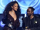 Rihanna a Kendrick Lamar pebírají Grammy za nejlepí rapovou a zárove...