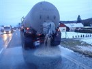 Po nehod� vytekl na silnici a do p�dy kapaln� obsah nabouran� cisterny, kter�...