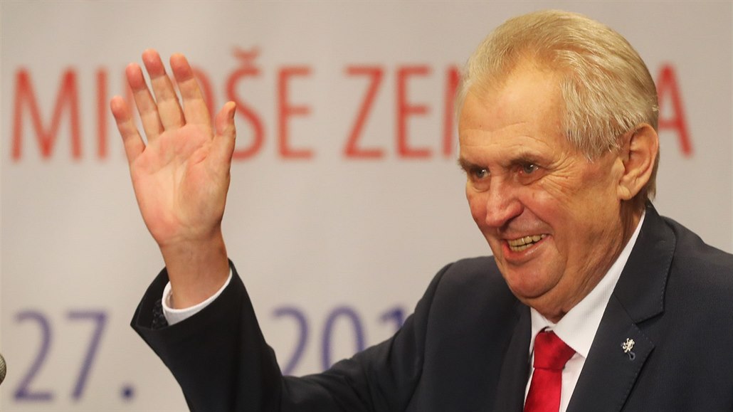 Prezident Milo� Zeman zdraví své p�íznivce poté, co zvít�zil ve 2. kole...