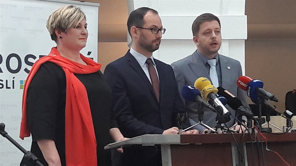 Poslanci hnutí STAN (na snímku Věra Kovářová, Jan Farský a Vít Rakušan) byli iniciátory novely zákona o střetu zájmů, kterou schválila Poslanecká sněmovna.