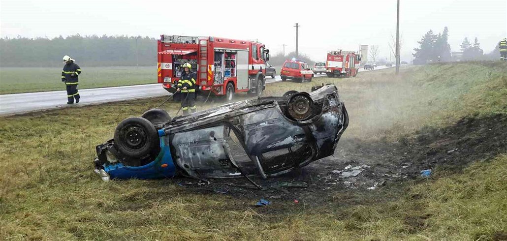 U Vranovic na Brněnsku havaroval zdrogovaný řidič. Auto celé shořelo.