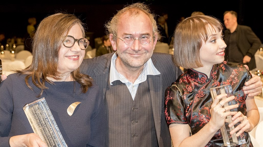 Nositelé cen kritiky Zuzana Kronerová, Bohdan Sláma a Tereza Nvotová