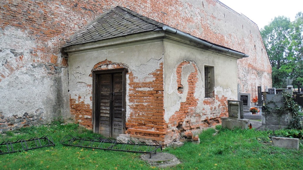 Zchátralá márnice stojící u farní zdi v Moravianech na umpersku, která...