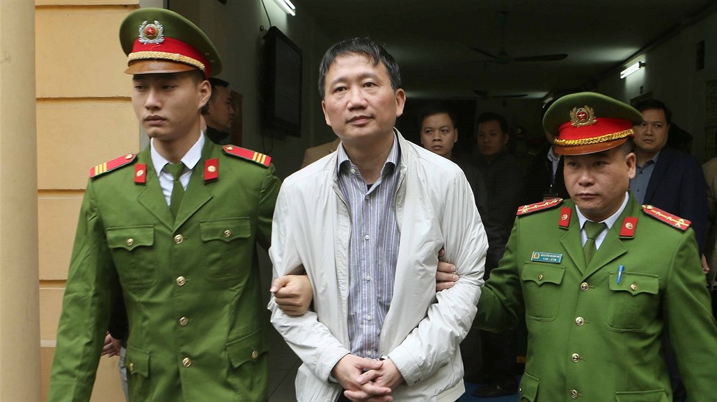 Trinh Xuan Thanh je odváděn policisty po vynesení rozsudku u soudu v Hanoji....