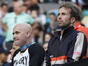 TRENÉRSKÝ ŠTÁB. Andre Agassi (vlevo) společně s Radkem Štěpánkem sledují svého...