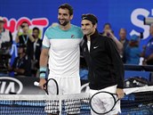 Marin Čilič (vlevo) a Roger Federer před finále Australian Open.