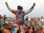 Motork Matthias Walkner Rakouska oslavuje v Argentin vtzstv na Dakaru.