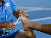 Ošetřování korejského tenisty Čong Hjona v semifinále Australian Opeb.
