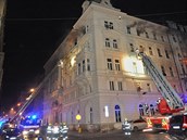 Evakuaci přímo z oken prováděla dvě hasičská auta současně.  (20. ledna 2018)