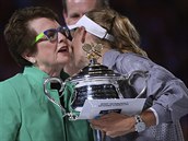 SLAVN GRATULANTKA. Caroline Wozniack s trofej pro ampionku Australian Open...
