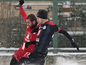 Stoper Ji Bederka (vpravo) v souboji s olomouckm Martinem Sladkm v zpase,...