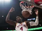 Victor Oladipo z Indiany smeuje proti LA Lakers.