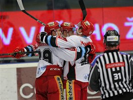 Hradet hokejist se raduj z vodnho glu Jaroslava Bedne (vpravo)
