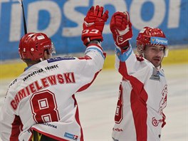 Třinecký Jakub Petružálek (vpravo) se raduje z gólu