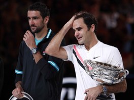 Roger Federer (vpravo) s trofej pro vtze Autralian Open vedle poraenho...