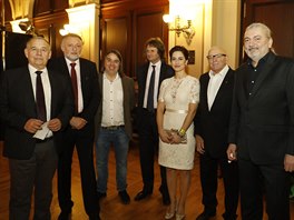 Miloe Zemana pili podpoit také (zleva) herec Ivan Vyskoil, Zemanv...