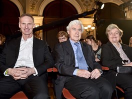 Mezi příznivci Jiřího Drahoše seděli také (zleva) bývalý hokejový brankář...