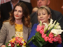 Ivana Zemanová s dcerou Kateřinou ve volebním štábu Miloše Zemana. (27. ledna...