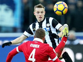 Fotbalista Jakub Jantko z Udinese v souboji se s Thiagem Rangelem Cionkem,...