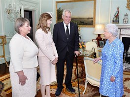 Miloš Zeman na audienci u královny Alžběty v Buckinghamském paláci spolu s...