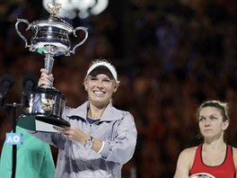 RADOST A ZKLAMN. Caroline Wozniack s trofej pro ampionku Australian Open,...