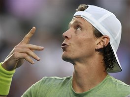 Tom Berdych ve tvrtfinle Australian Open s Rogerem Federerem.