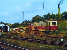 Vlak z Frýdlantu do Heřmanic míjí frýdlantskou výtopnu.