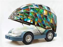 Pojízdná postel s poklopem ze skleněných vitráží je dílem britského designéra...