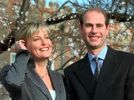 Sophie Rhys-Jonesová a princ Edward po oznámení zásnub (Londýn, 6. ledna 1999)