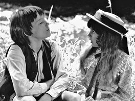 Michael Dymek a Magdalena Reifová ve filmu Páni kluci (1975)