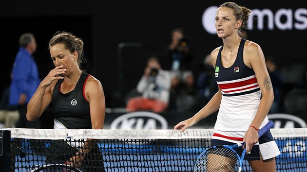 Barbora Strcov (vlevo) a Karolna Plkov po osmifinlovm souboji na Australian Open.