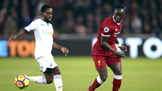 Nathan Dyer (vlevo) ze Swansea a Sadio Man z Liverpoolu v souboji o m.