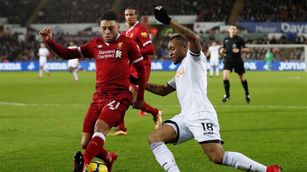 Alex Oxlade-Chamberlain (vlevo) z Liverpoolu el obrannmu zkroku Jordana Ayewa ze Swansea.