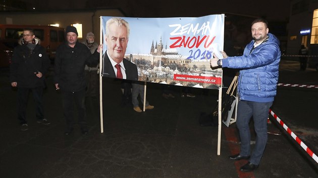 Pznivci prezidenta Miloe Zemana ped sdlem TV Barrandov (22. ledna 2018)
