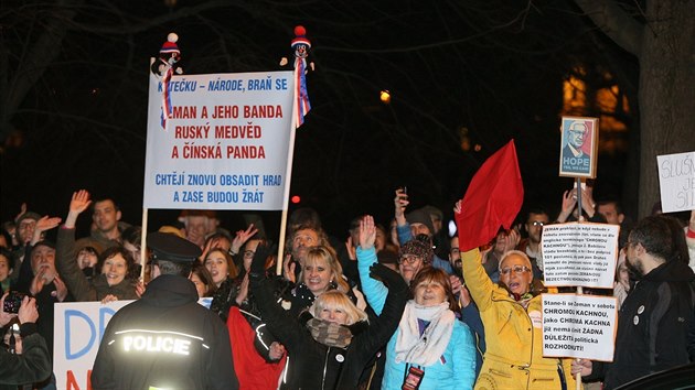 Pznivci Jiho Drahoe ped praskm Rudolfinem (25. ledna 2018)