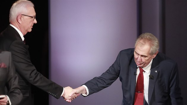 Prezidentt kandidti Ji Draho (vlevo) a Milo Zeman si podvaj ruce na zvr debaty v TV Prima. (23.1.2018)